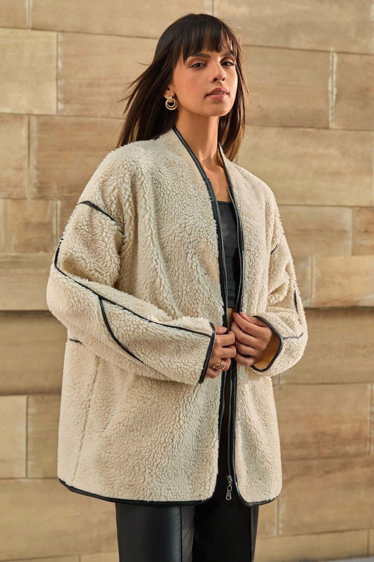 Peluş Oversize Deri Biyeli Kimono Yaka Mont Bej KS2519 L - Bej