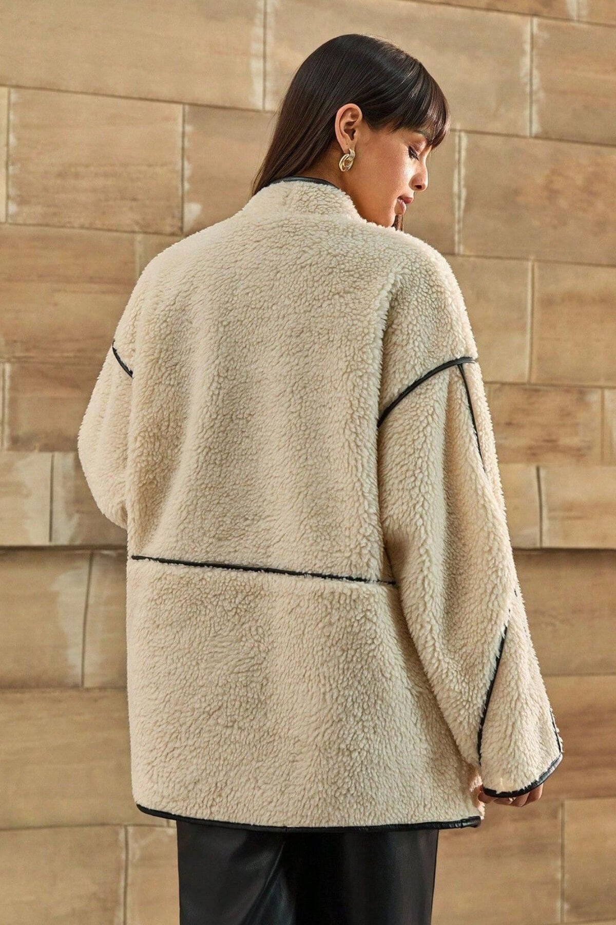 Peluş Oversize Deri Biyeli Kimono Yaka Mont Bej KS2519